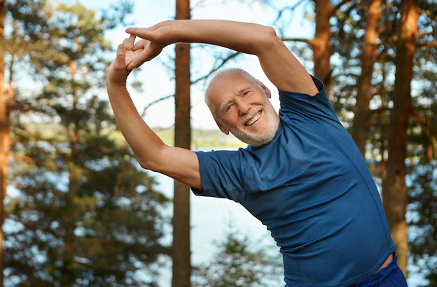 Homem praticando exercício ao ar livre em parque urbano, ilustrando rotinas saudáveis para autoestima