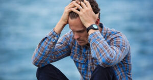 Homem com a mão na cabeça preocupado