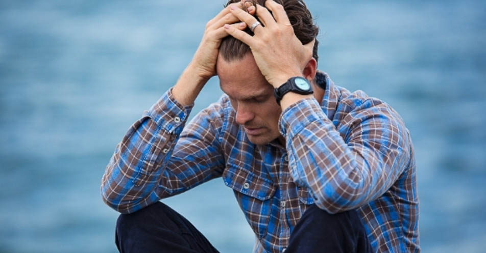 Homem com a mão na cabeça preocupado